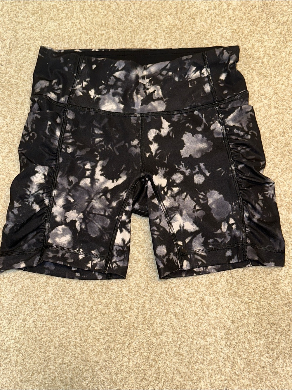 Lululemon Womens Biker Shorts with Side Scrunch Pockets Size 4